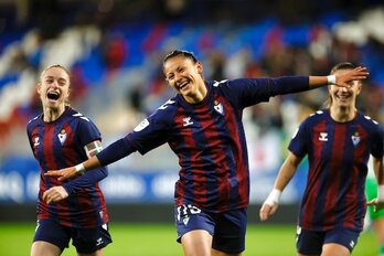 Andrea Álvarez celebra el gol que volvía a adelantar al Eibar a la vuelta de vestuarios.