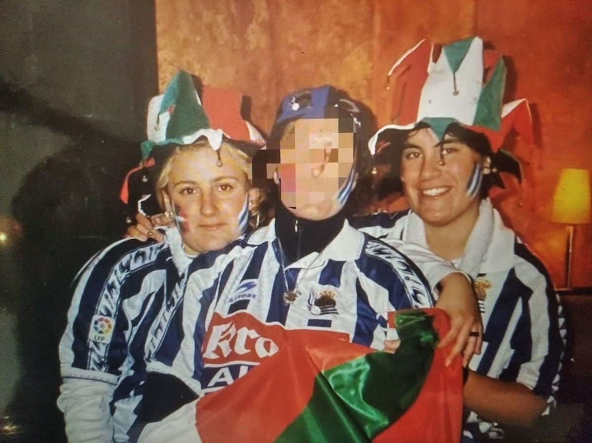 Nekane Idiakez, con Maider Gorostidi, responsable de la Peña Izar, en el anterior viaje a Praga en la UEFA. (Peña IZAR)