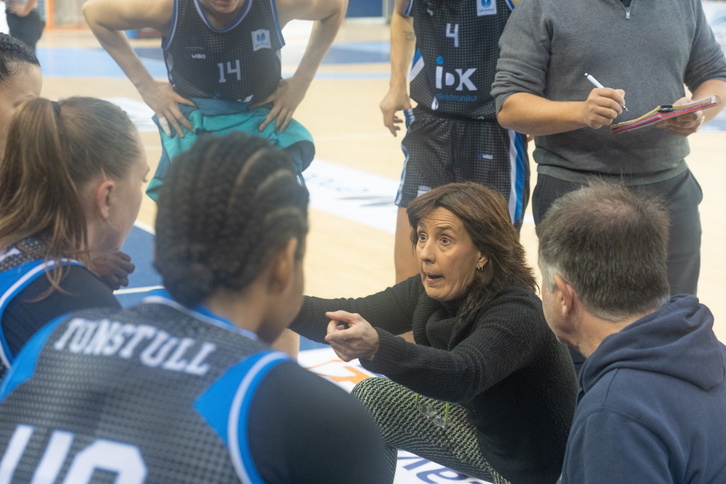 Azu Muguruza da instrucciones a sus jugadoras en un tiempo muerto.
