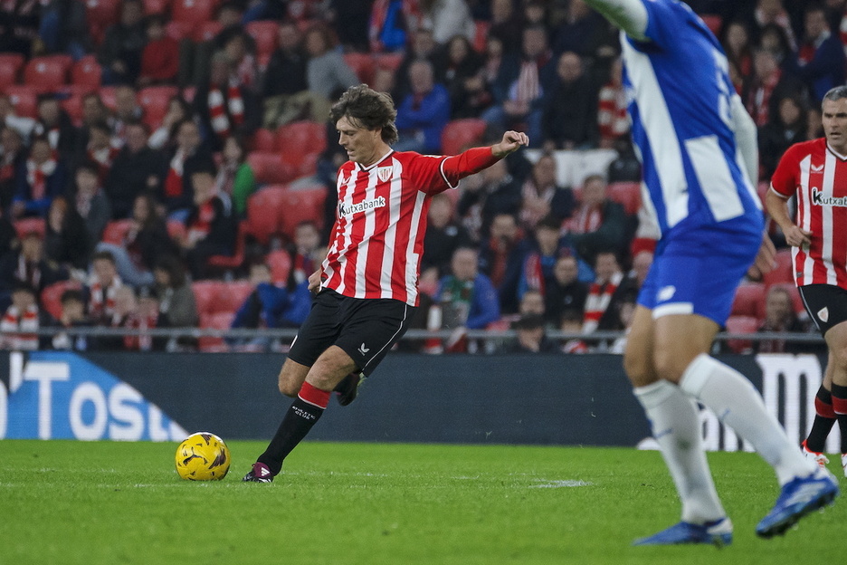 Julen Guerrero jokalari ohia, baloia jotzeko prest.