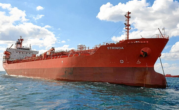 Huthiek duela bost egun misilekin erasotutako Norvegiako banderadun MT Strinda petrolio-ontzia.