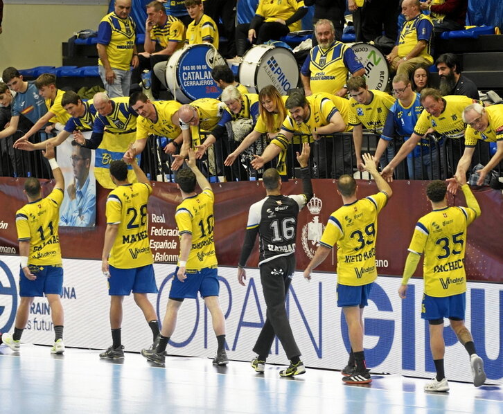 A pesar de la derrota, los jugadores y la afición del Bidasoa Irun siguen muy unidos.