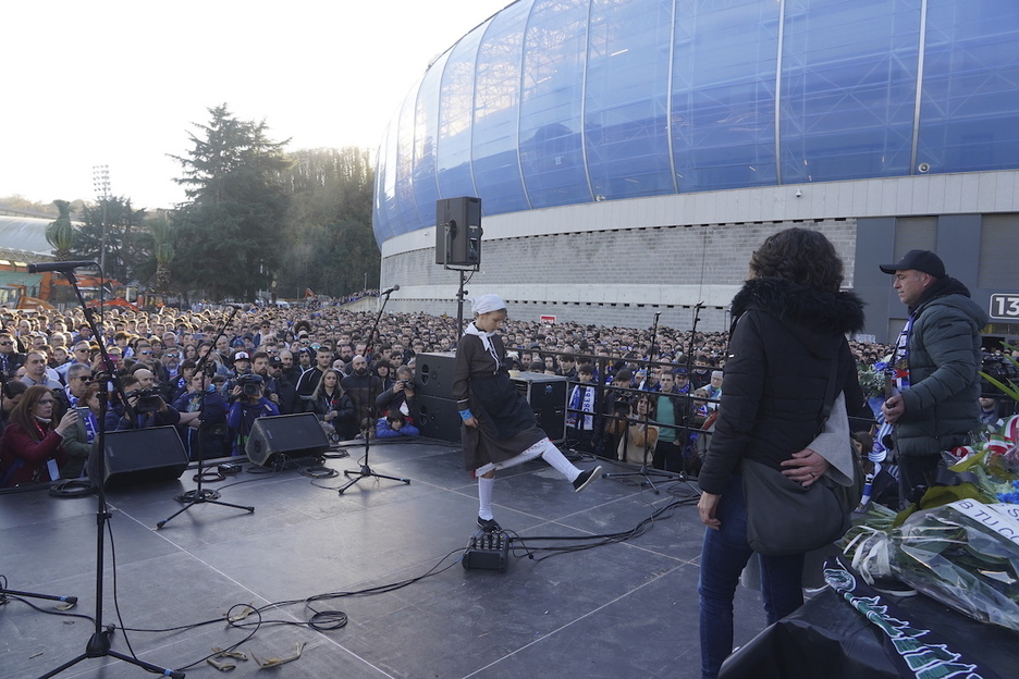 Dantzari batek aurreskua eskaini dio Aitor Zabaletari eta bere senideei.