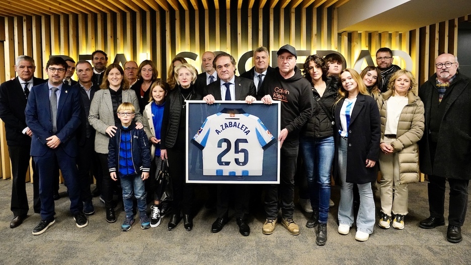 Aitor Zabaletaren familarekin atera du argazkia Realeko kontseiluak. 