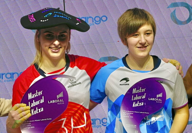 Amaia Aldai, bere hirugarren txapela buruan, alboan Goiuri Zabaleta gaztea duela.