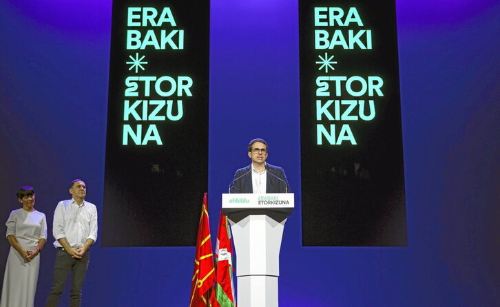 Maddalen Iriarte y Arnaldo Otegi siguen atentamente la intervención de Pello Otxandiano.