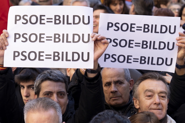 Carteles repartidos por UPN entre los manifestantes y que portaban también sus parlamentarios.