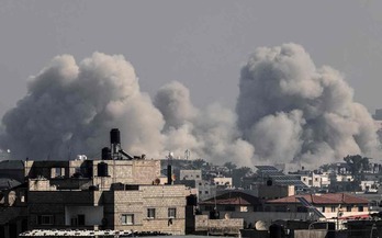 El humo se eleva sobre Khan Yunis, en el sur de Gaza, durante un bombardeo israelí.