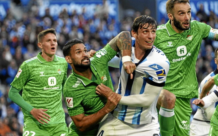 El exrealista Willian José y Le Normand pugnan en un saque de esquina.