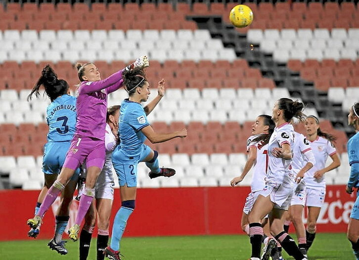 Imagen de una jugada en el área sevillista.