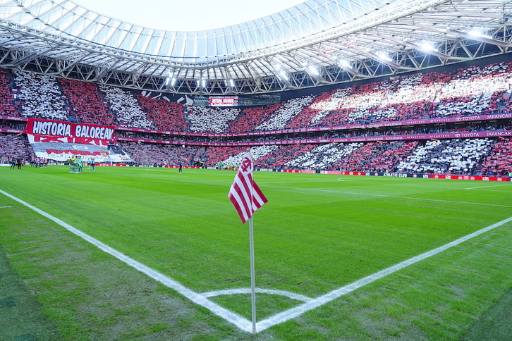 Atleticoren aurkako partida hasieran San Mameseko harmailetan egindako mosaikoa.