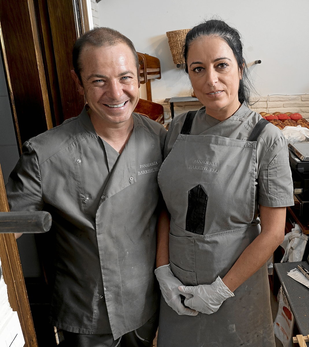 Bajo estas líneas, Álvaro y Georgina Reinares, responsables de la panadería Barrihuelo de Eltziego