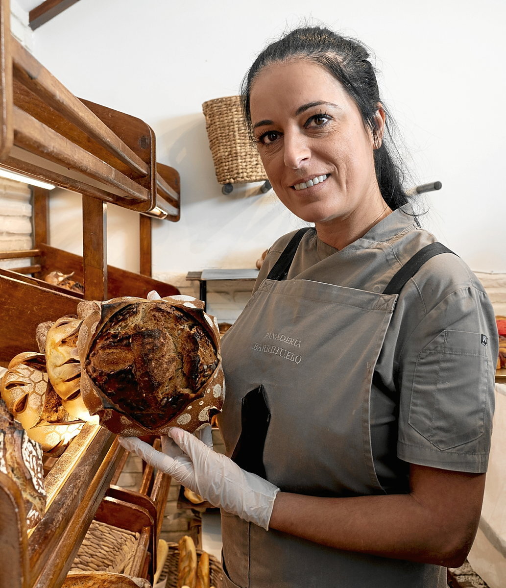 Georgina Reinares muestra uno de sus panes en el mostrador de su panadería.
