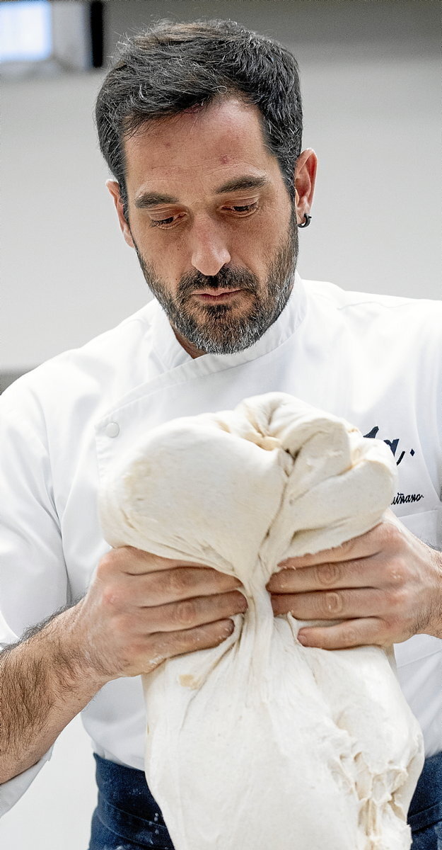 Joseba Arguiñano, literalmente con las manos en la masa, en el obrador JA