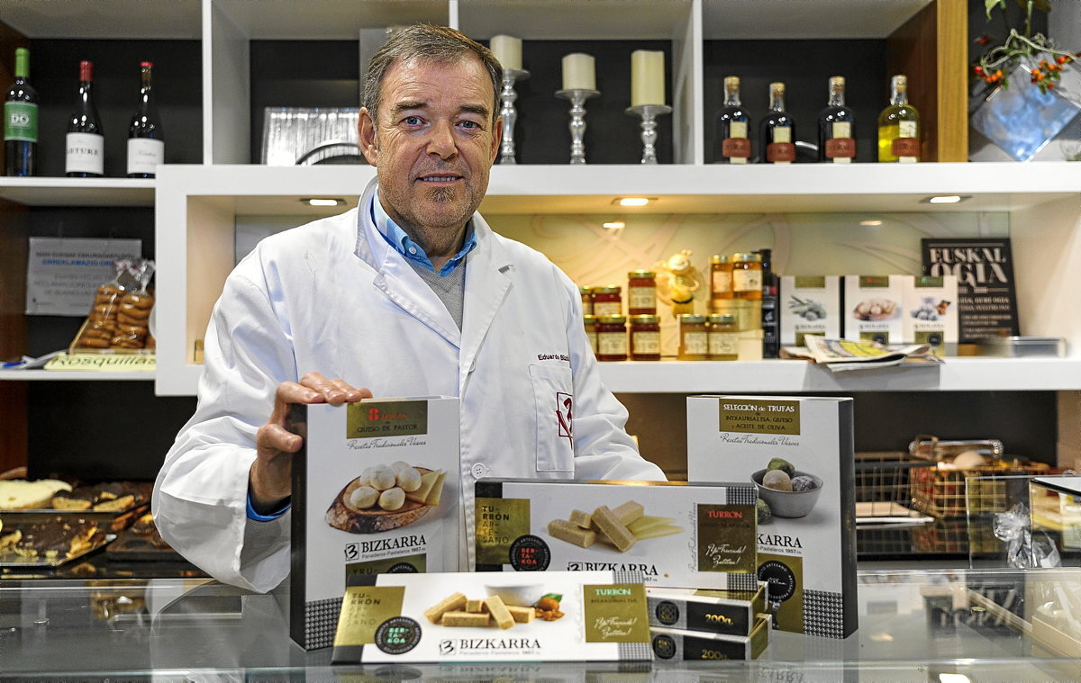 Eduardo Bizkarra, mostrando la gama de turrones y trufas que elaboran en su obrador de Usansolo.