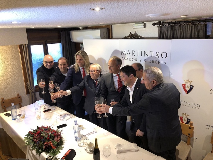 Directiva y cuerpo técnico brindan por un exitoso 2024.