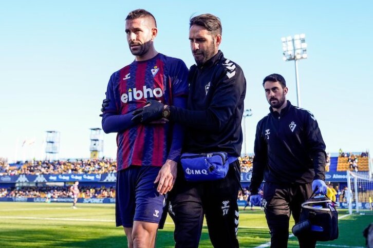 Venancio se retira lesionado de Santo Domingo tras sufrir un fuerte golpe en el hombro, que acabó saldándose con fractura de clavícula.