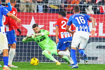 Sivera repele una de las oportunidades del Girona.