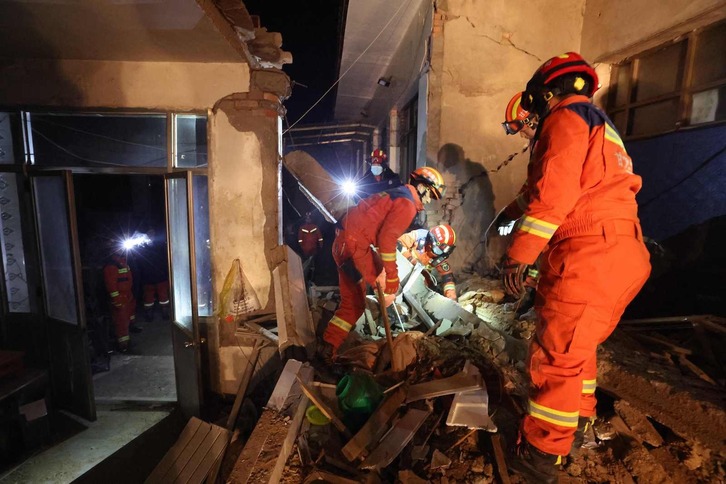 Equipos de emergencia trabajando en las labores de rescate.