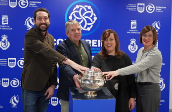 Intervinientes en la presentación de la Copa 2024 posan con el trofeo.