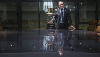 Jokin Aperribay, con la Copa ganada en Sevilla.