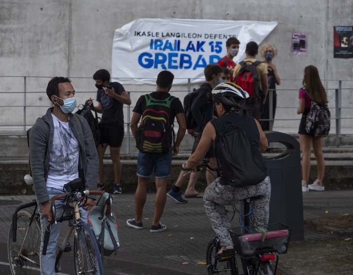 22 eta 30 urte bitarteko gazteei zuzenduta dago programa. Irudian, gazte baztuk Donostiako Campusean.