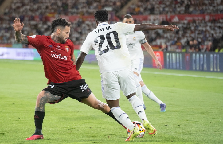 Rubén García trata de robarle un balón al madridista Vinicius.