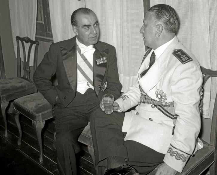 En la página anterior, el almirante Luis Carrero Blanco. Sobre estas líneas, portada del número 64 de la revista ‘Zutik’.