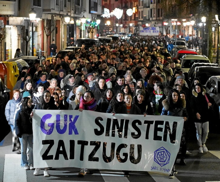Una de las movilizaciones del movimento feminista de Lointek Gernika en apoyo a la víctima. 