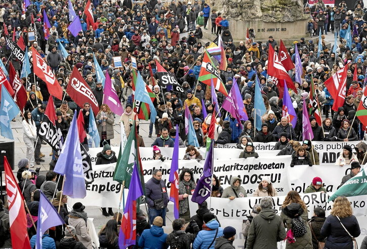 Grebalariek Andra Mari Zuriaren plaza bete zuten Gasteizen.