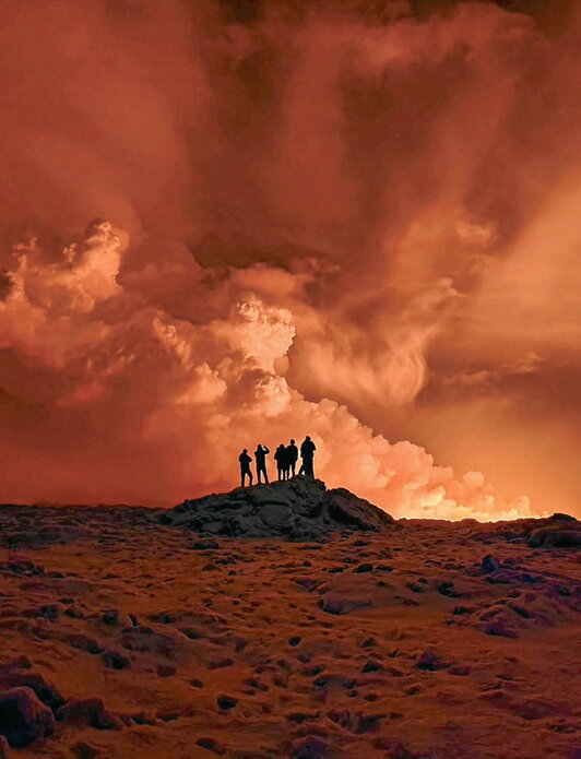 Varias personas observan la erupción.