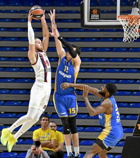 Sedekerskis libró una pelea desigual en la pintura.