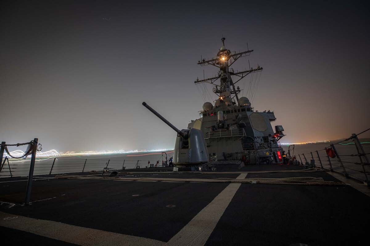 Destructor estadounidense USS Carney, que opera en el mar Rojo. (Aaron LAU/AFP)