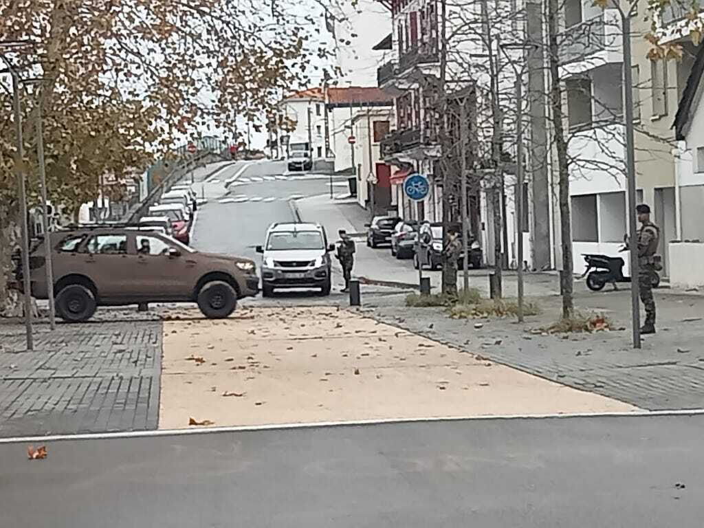 @Naiz Militarrak Etorbidea zubiaren sarreran, Hendaian.