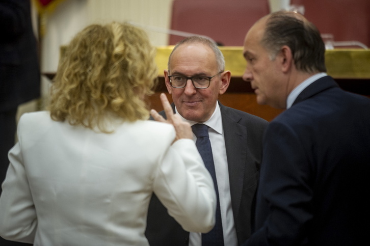 Ramiro González (PNV) conversa con Cristina González (PSE) y Miguel Ángel Garnica (PP) en una imagen de archivo.