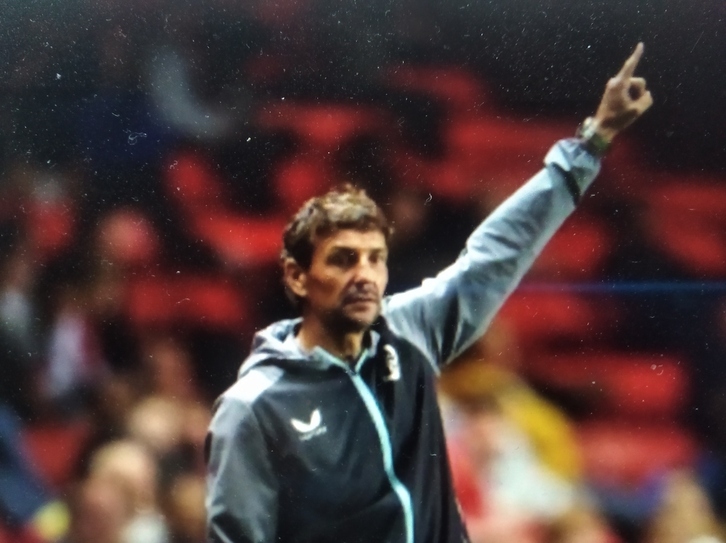 Iñigo Idiakez da instrucciones desde el banquillo del filial del Aston Villa.