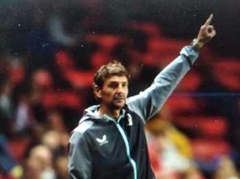 Iñigo Idiakez da instrucciones desde el banquillo del filial del Aston Villa, a donde ha llegado para inculcar en los jóvenes las ideas de Unai Emery que han llevado al primer equipo a pelear por la Premier League.