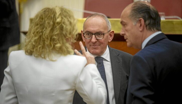 Ramiro González (PNV) conversa con Cristina González (PSE) y Ángel Garnica (PP), en una imagen de archivo.