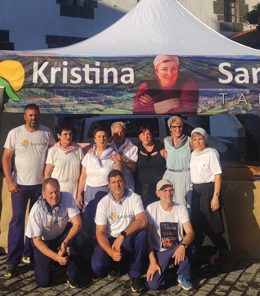 Joxe Manuel Huici, eskuinean makurtuta, bere lan taldearekin..