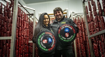 Igor Zuazo eta bere bikotea, Vicky, Mungian irabazitako txapelak erakusten.