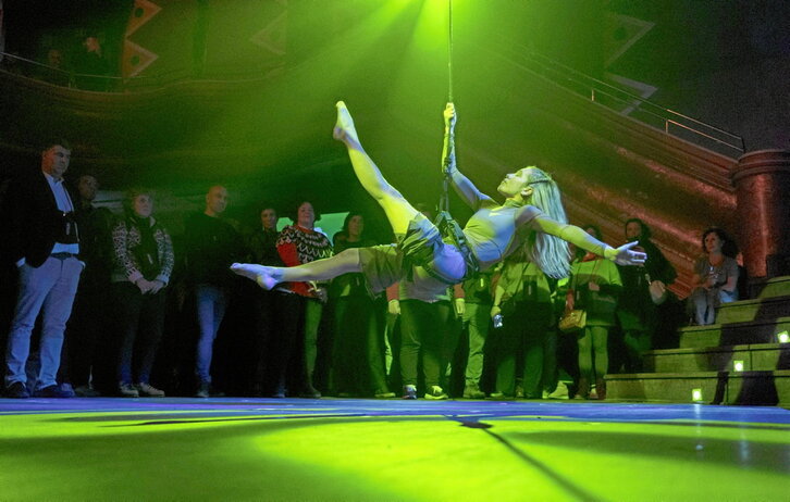 Kafe Antzokian ospatu zuen Loraldiak bere hamargarren urteurrena.