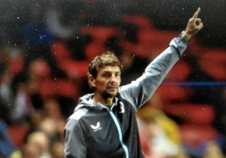 Iñigo Idiakez da instrucciones desde el banquillo del filial del Aston Villa, a donde ha llegado para inculcar en los jóvenes las ideas de Unai Emery que han llevado al primer equipo a pelear por la Premier League.