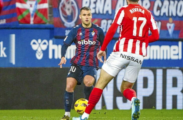 Aketxe encara al exazulgrana Rivera.