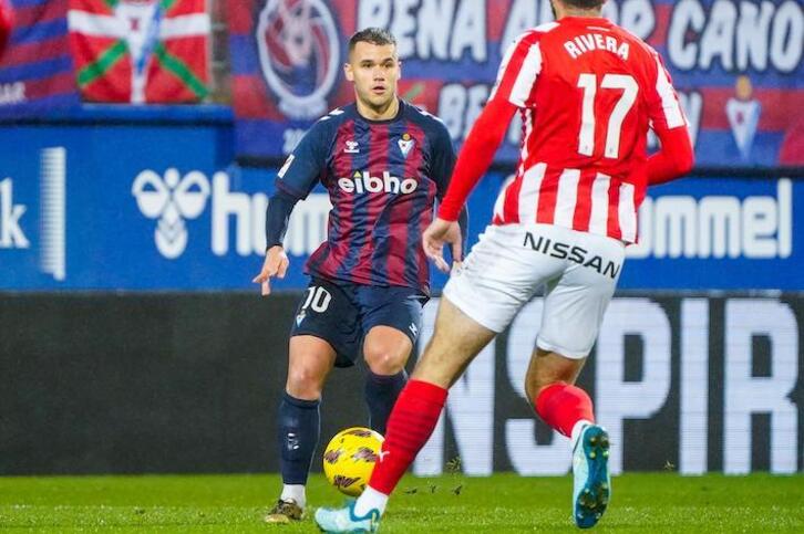 Aketxe encara al exarmero Cristian Rivera.