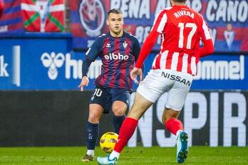 Aketxe encara al exarmero Cristian Rivera.