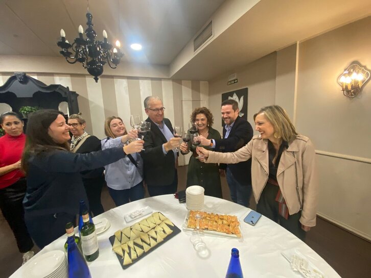 Alejandro Toquero (a la izquierda de Cristina Ibarrola en la foto) brinda en la copa navideña de UPN junto a Enrique Maya y Yolanda Ibáñez, de la dirección del partido.