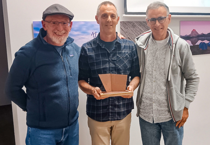 Andoni Arabaolaza, erdian, CVCE-Errimaia ipuin lehiaketako sariarekin.