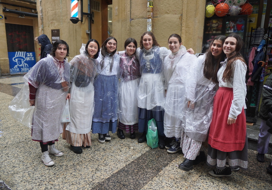 Donostiako gazte hauek ondo prestatu dira euriari aurre egiteko.