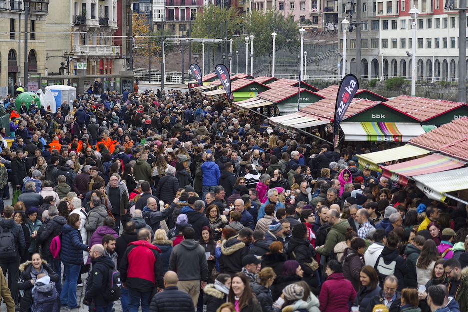 Bilboko Areatza jendez mukuru.