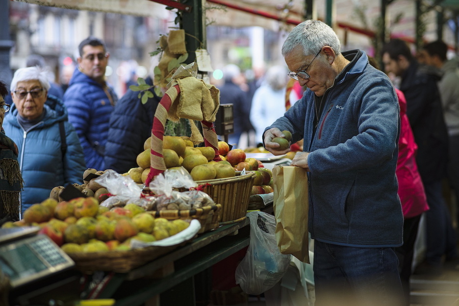 Mota guztietako fruitu eta barazkiak izan dira salgai. Irudian, Bilbo.